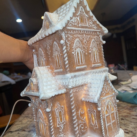 GINGERBREAD HOUSE - Picture 3 of 3